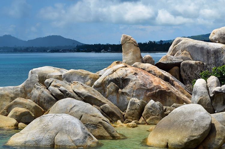 Hin Ta-klippen blant kampesteiner ved det turkise havet