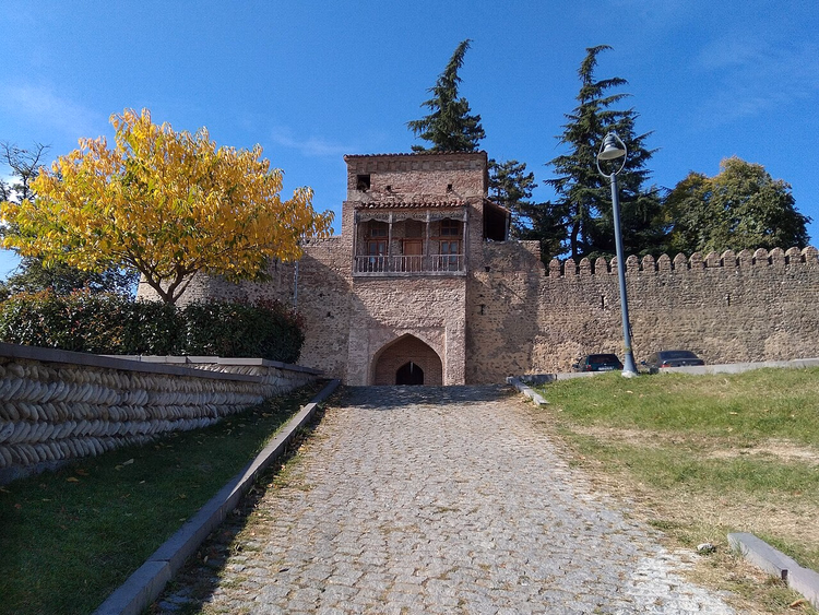 Porta della fortezza di Batonis Tsikhe a Telavi in autunno
