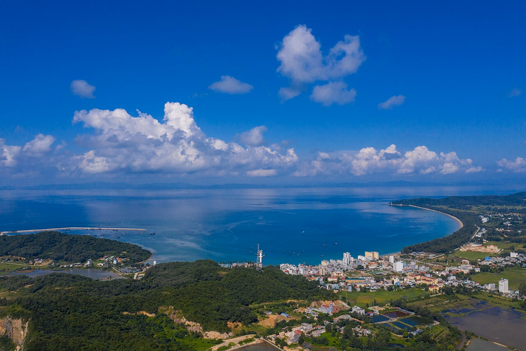 Co To Adası'nda kasaba ve koyun panoraması