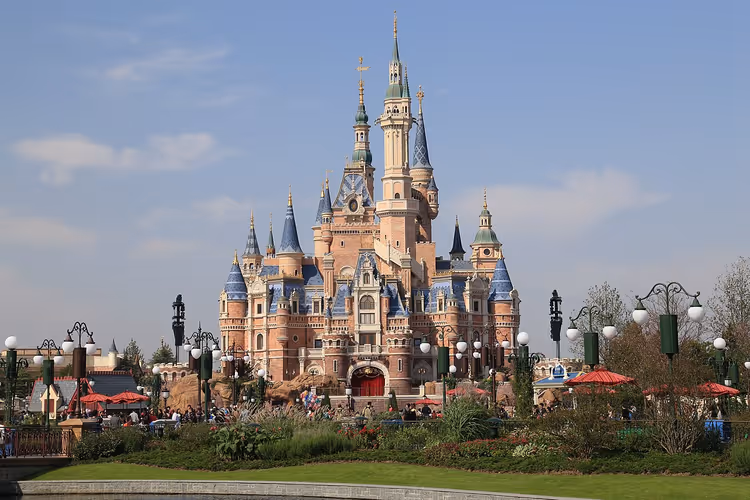 Shanghai Disneylands Enchanted Storybook Castle med blå spir