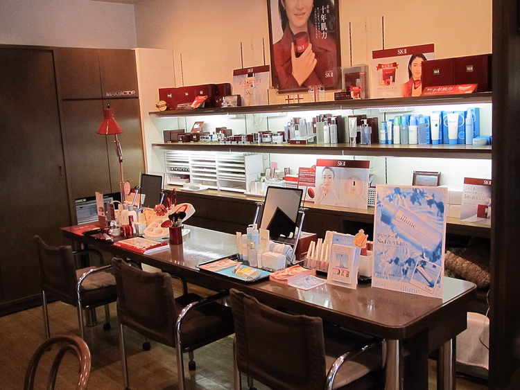 Прилавок японской косметики SK-II в магазине