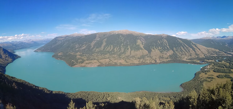 Türkisfarbener Kanas-See zwischen Bergen und Taiga