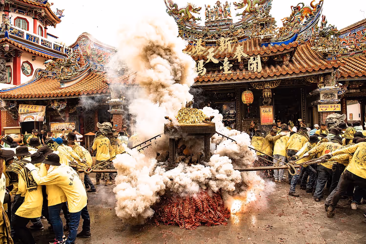 Festliche Menschenmenge auf einem chinesischen Tempelfest