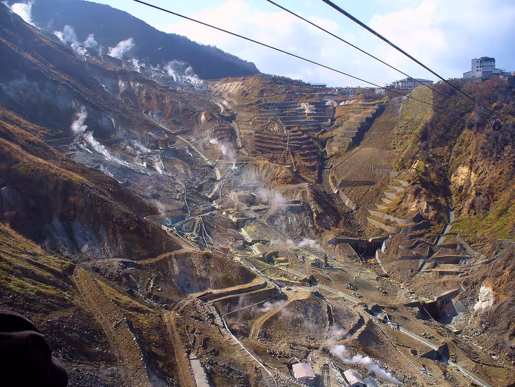 Vulkanisches Owakudani-Tal mit Dampfquellen und einer Seilbahn