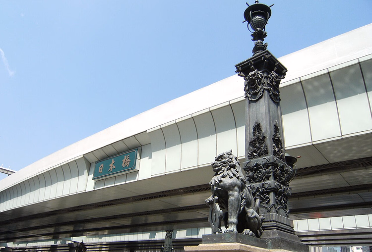 Löwenlaterne an der Nihonbashi-Brücke in Tokio
