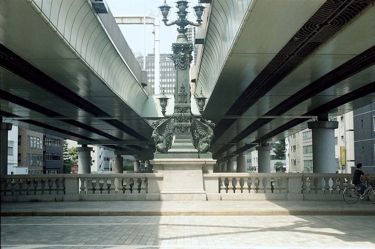 Nihonbashi-Brücke mit einer Bronzelaterne unter einer Überführung in Tokio