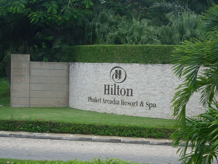 Hilton Phuket Arcadia giriş tabelası