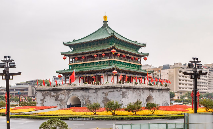 Glockenturm von Xi'an mit Blumenbeeten