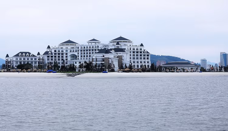 Wit Vinpearl Resort-complex aan de kust van Ha Long Bay