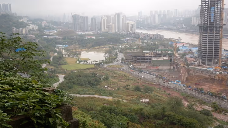 Nachtpanorama von Chongqing über dem Fluss