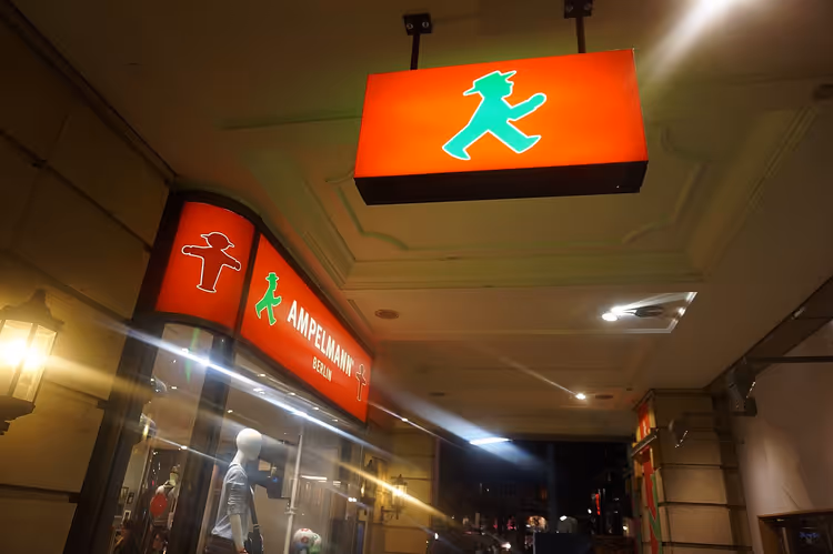 Ampelmann-winkelsign met het groene mannetje in een straat in Berlijn