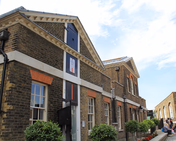 Greenwich Kraliyet Gözlemevi'ndeki Transit House'un cephesi