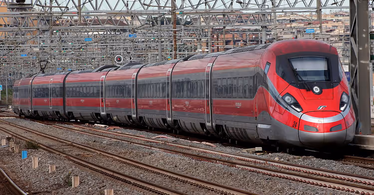 Rode Frecciarossa ETR 400-trein op een station