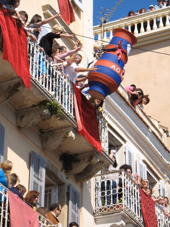 Krug, der von einem Balkon in der Altstadt von Korfu fliegt