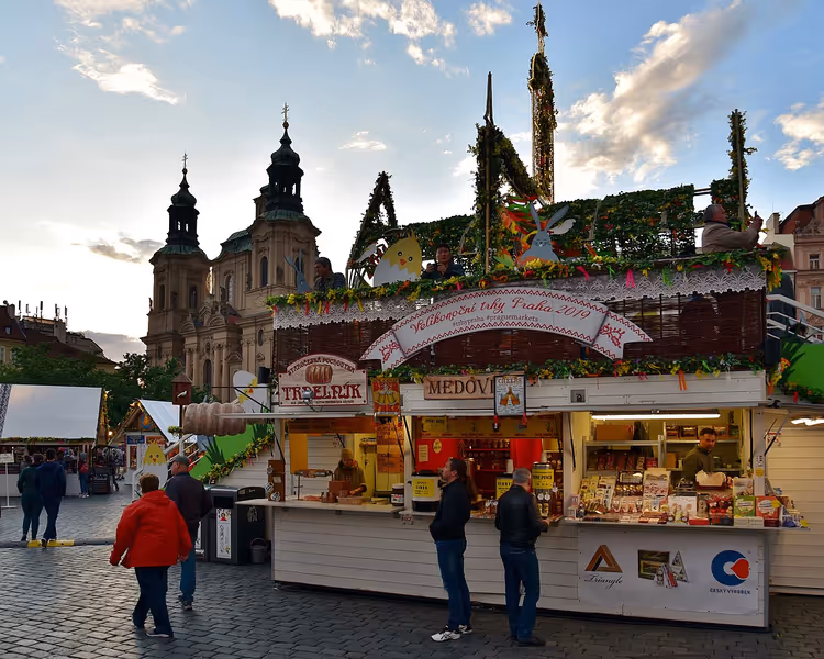 Ostermarktstände auf dem Altstädter Ring in Prag
