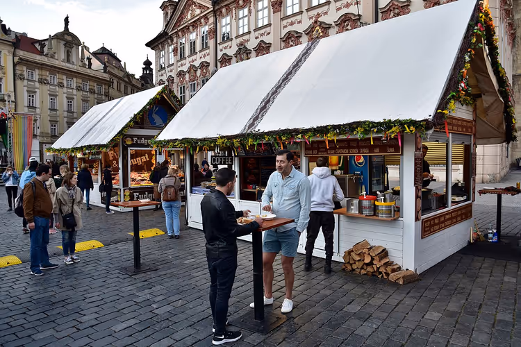 Prag'da Eski Şehir Meydanı'ndaki Paskalya pazarı