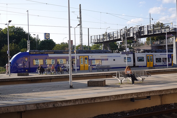 Eberswalde istasyonundaki peronlar, yaya köprüsü ve bir tren