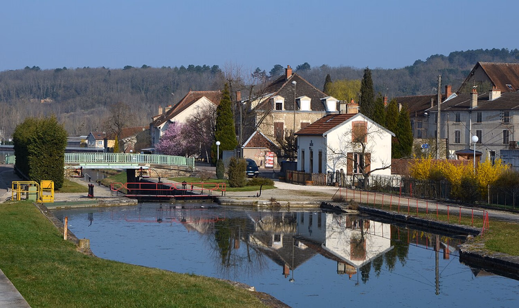 Schleuse des Canal de Bourgogne in Montbard