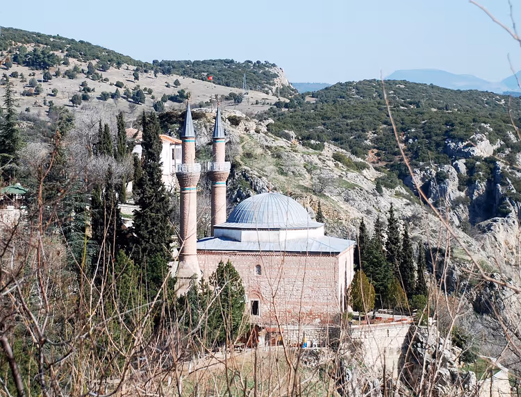 Mausoleum van sjeik Edebali met een koepel en minaretten