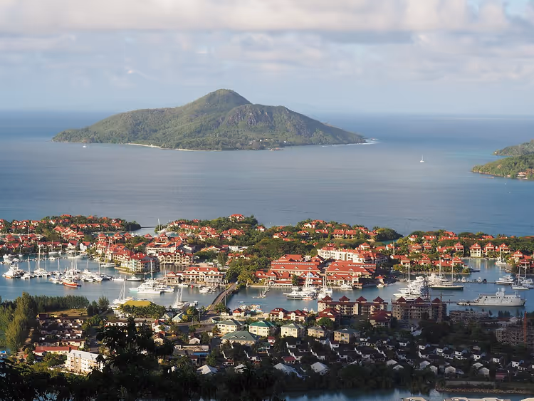 Eden Islandi jahtsadam ja kauguses paistev Sainte Anne'i saar