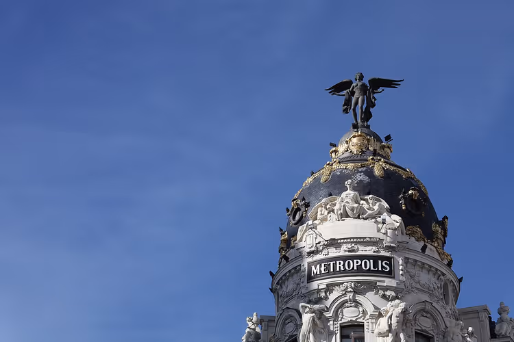 Kuppelen på Metropolis-bygningen med en bevinget statue