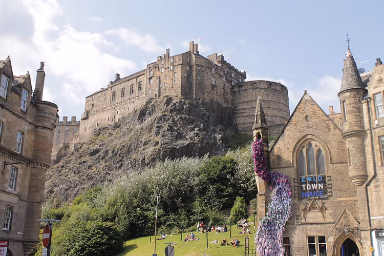 Das Edinburgh Castle mit der Stadt im Vordergrund