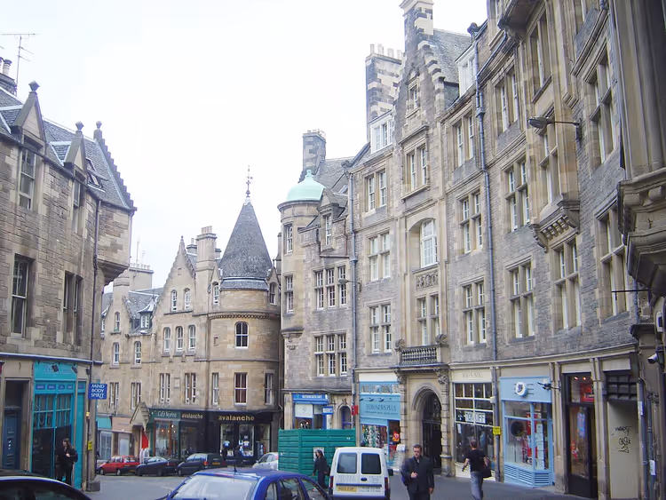 Yayaların bulunduğu Edinburgh'daki Cockburn Caddesi