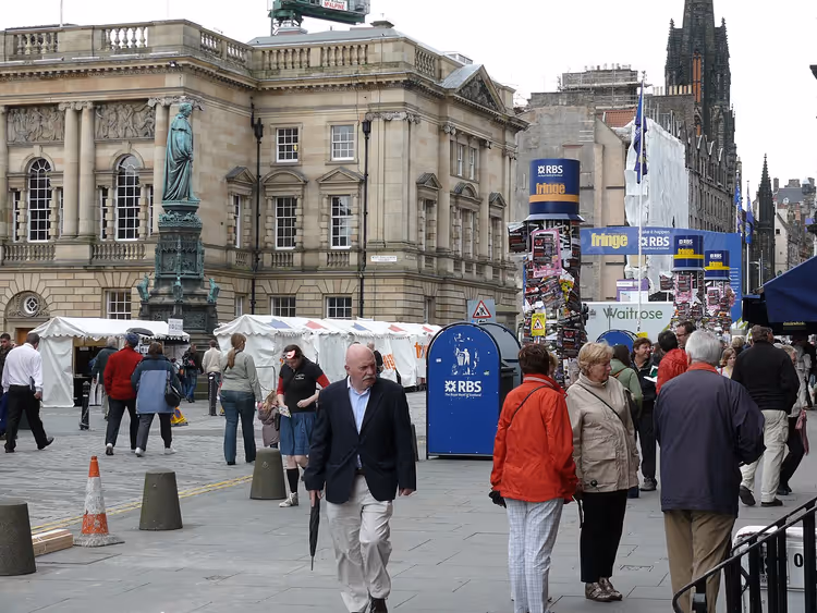 Edinburgh'da insanların ve çadırların olduğu meydan