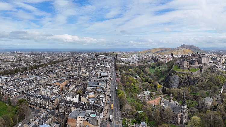Arthur's Seat manzarasıyla Edinburgh silüeti
