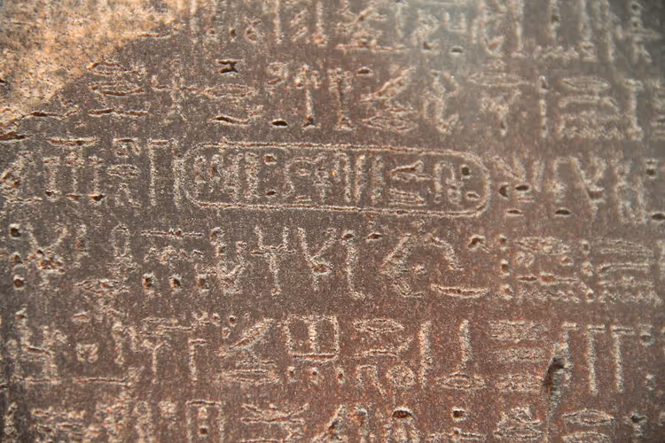 Rosetta Taşı üzerinde kartuşlu Mısır hiyeroglifleri
