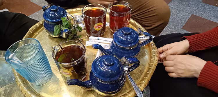 Tepside bardaklarda Mısır çayı ve çaydanlıklar