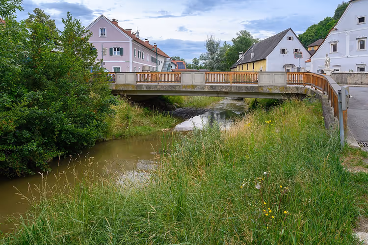 Bro over Gamlitzbach i Ehrenhausen, Sør-Styria
