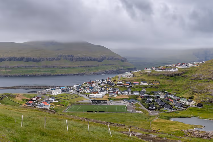 Fotballbane i landsbyen Eiði på Færøyene