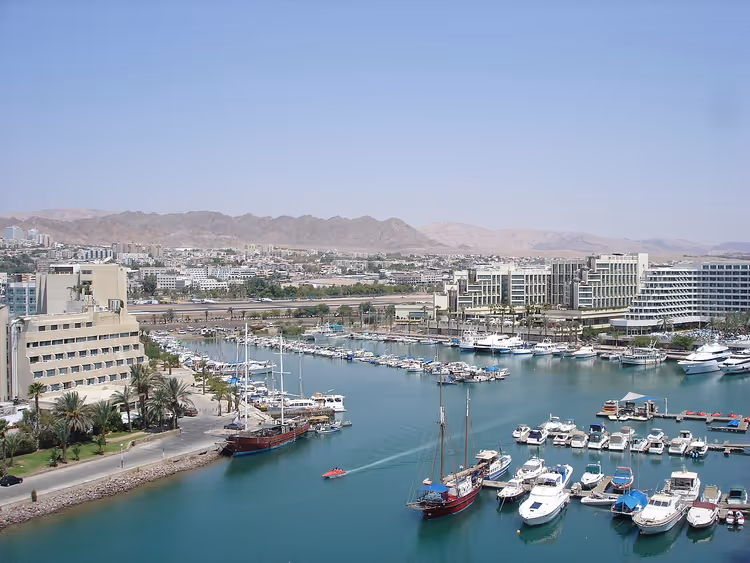 Panorama des Yachthafens von Eilat mit Booten und Bergen