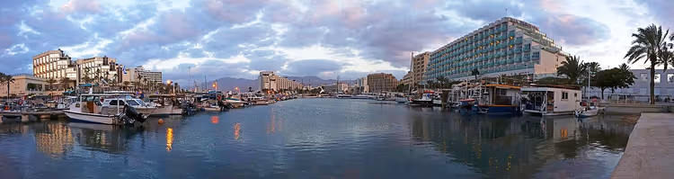 مارينا إيلات مع القوارب والفنادق عند الغروب
