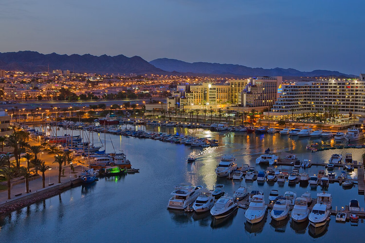مارينا إيلات مع اليخوت عند الغسق