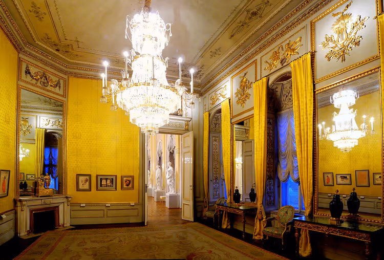 Den gule salen i Albertina med lysekrone og speil