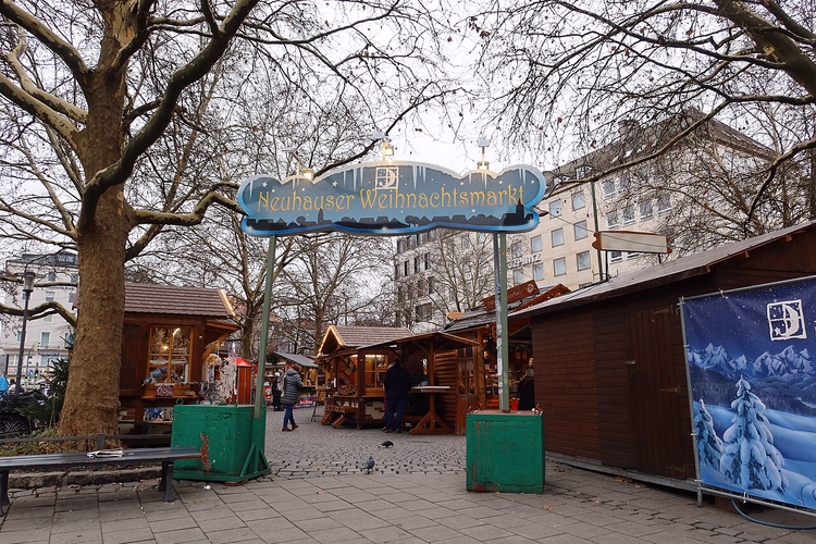 Entrée du marché de Noël de Neuhauser avec des chalets en bois