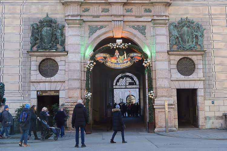 Entrée du village de Noël de la Residenz avec des guirlandes