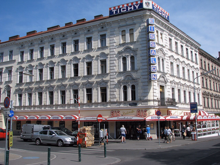 Immeuble d'angle du glacier Tichy sur la Reumannplatz