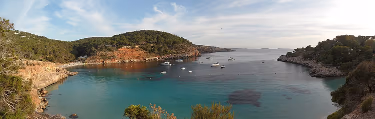 Tekneler ve tepelerle Cala Salada koyu