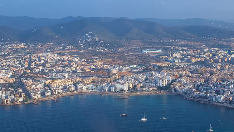 İbiza ve Figueretes plajının havadan görünümü