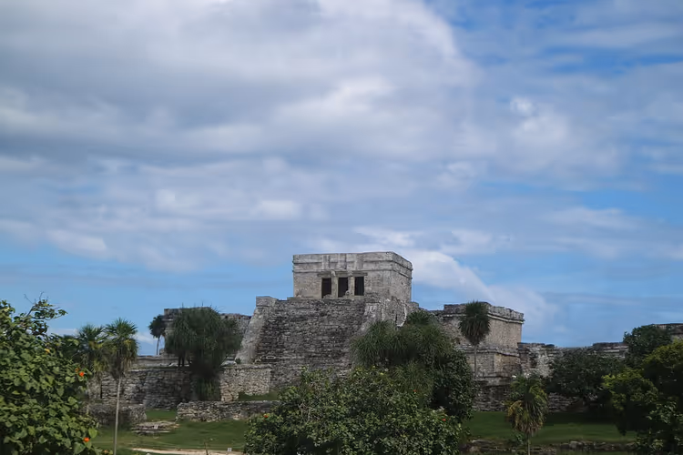 El Castillo -temppeli Tulumin raunioilla meren rannalla