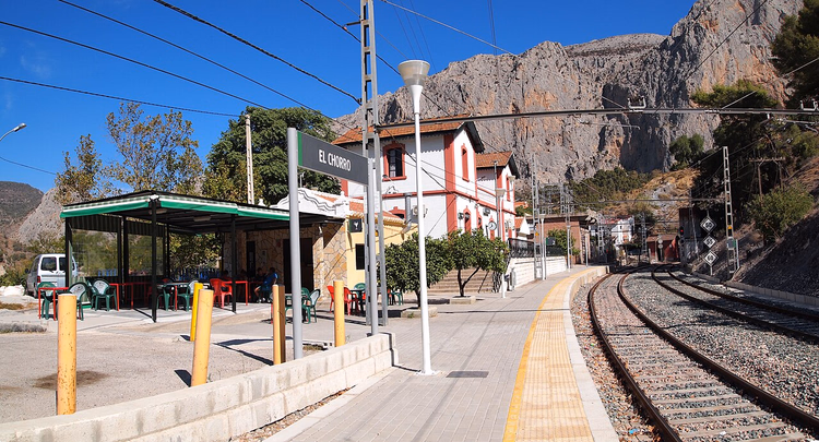 Arka planda kayalıkların bulunduğu El Chorro tren istasyonu