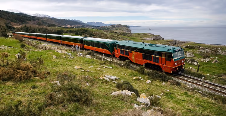 Erfgoedtrein Expreso de La Robla in Noord-Spanje