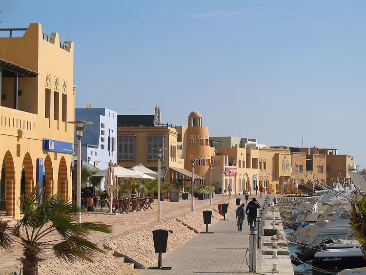 Il lungomare di El Gouna con yacht ed edifici
