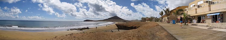El Medano-stranden med strandpromenade og Montana Roja