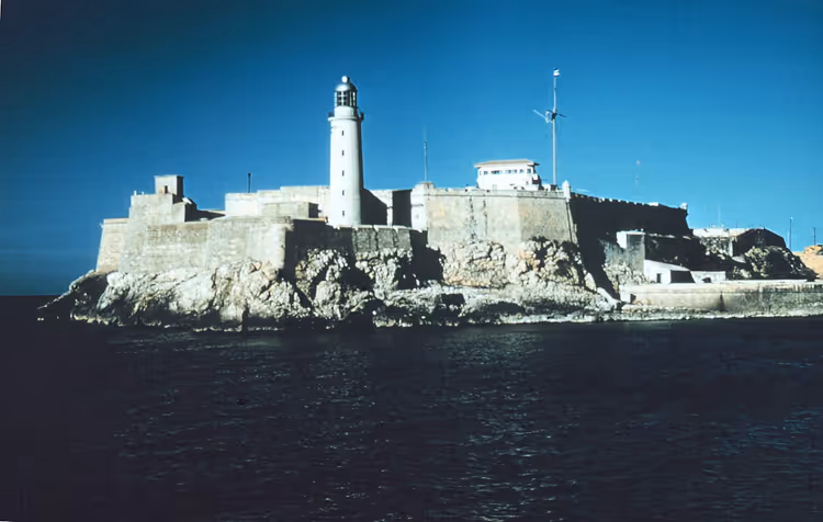Havana kıyısında deniz fenerli El Morro kalesi