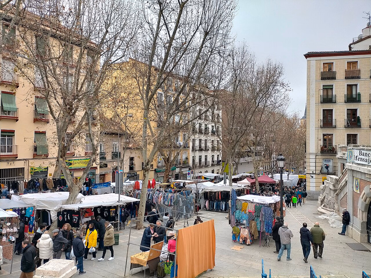 Madrid'de bir meydanda El Rastro bit pazarı tezgahları