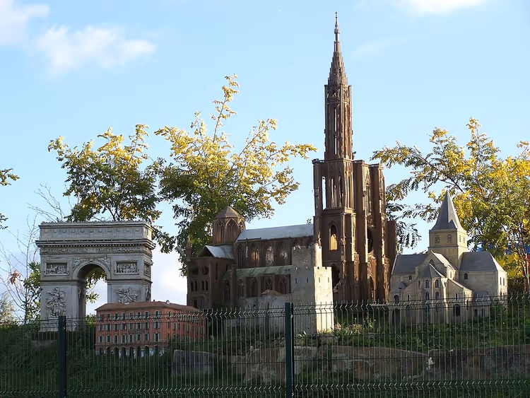 Miniatyrkopier av Triumfbuen og en katedral i en park